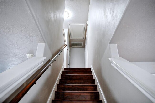 Building Photo - 11010 View Pointe Ln