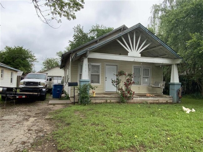 Building Photo - 838 E 3rd St