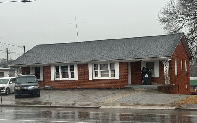 Building Photo - 1005 W 1st N St