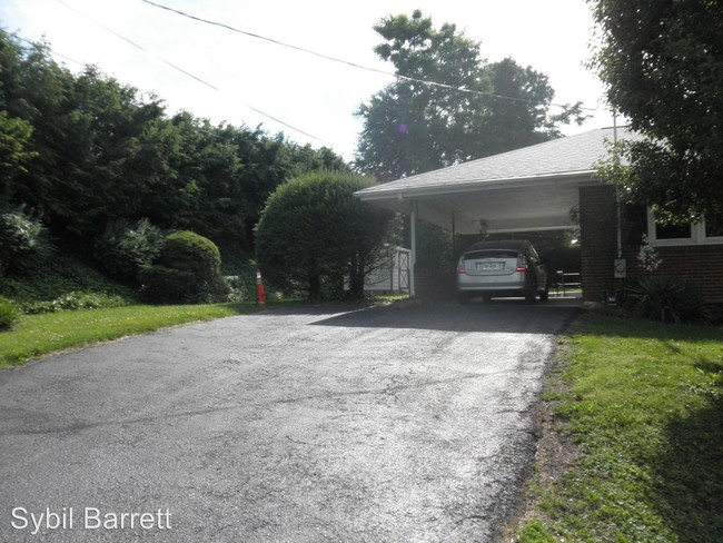 Building Photo - 3 br, 1.5 bath House - 702 Commander