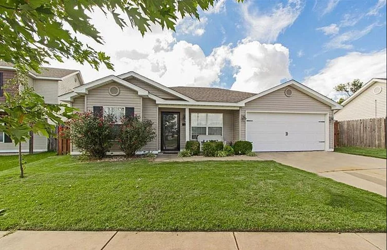 Move-In Ready 3 Bed / 2 Bath Home with Fen... - Move-In Ready 3 Bed / 2 Bath Home with Fen...