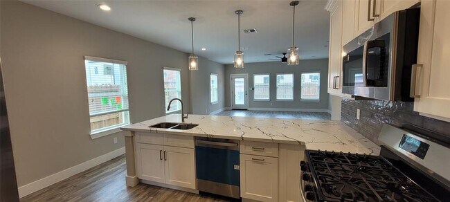 Building Photo - 3547 Dreyfus St