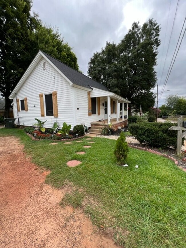 Foto del edificio - Cute home in Victor Mill in Greer. Rocking chair front porch, 2 bedrooms, 1 full bath with Hardwo...