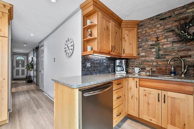 Building Photo - 909 E 2nd St