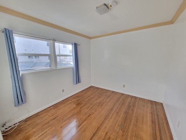 Building Photo - 875 N Hoover St