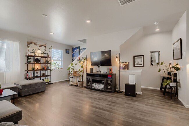 Foto del edificio - Spacious 3-Bedroom Home with Modern Finishes in North Broomfield