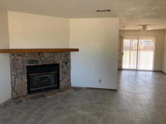Building Photo - Apple Valley 3 Bedroom Home