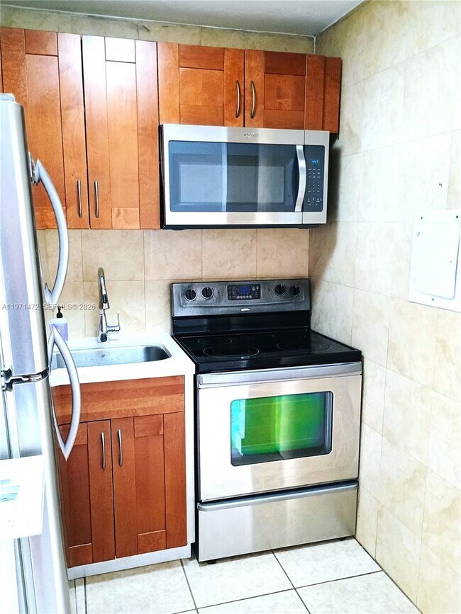 Foto del edificio - 7904 West Dr