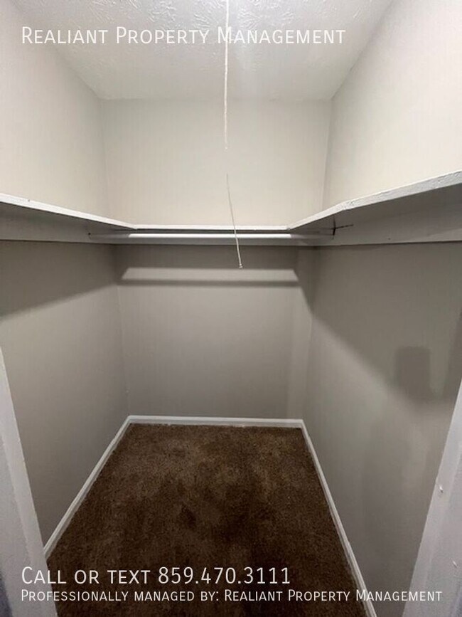 Building Photo - 208 Lakeshore Dr