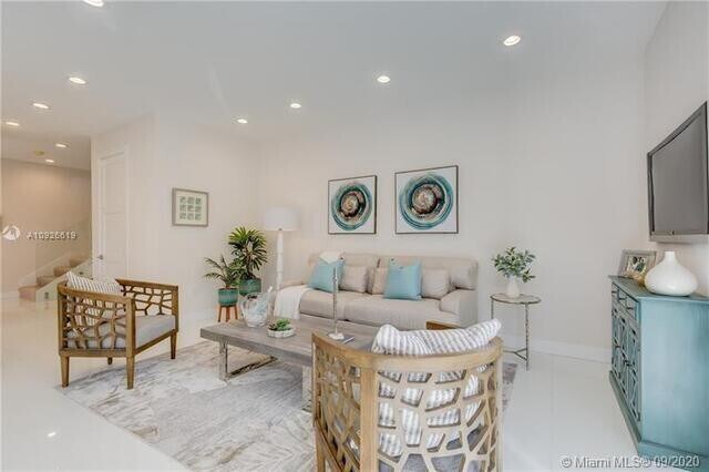 Foto del edificio - 696 NE 43rd St