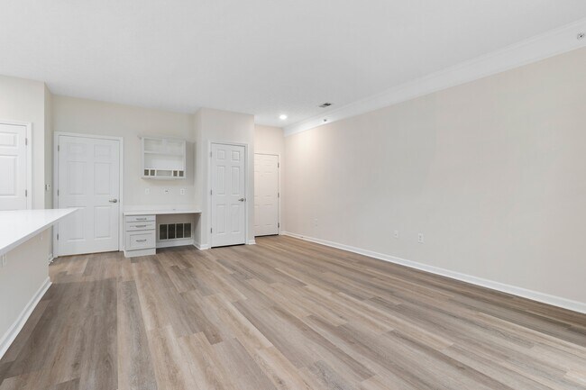 La sala de estar renovada premium Charleston Magnolia con escritorio empotrado y centro de correo - The Charleston
