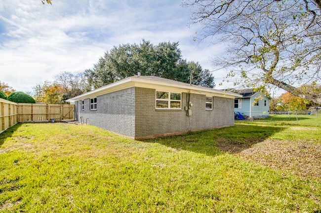 Building Photo - 907 Avenue E