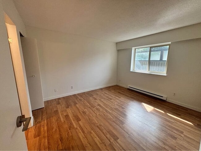 Building Photo - 850-850 Rupert Terrace