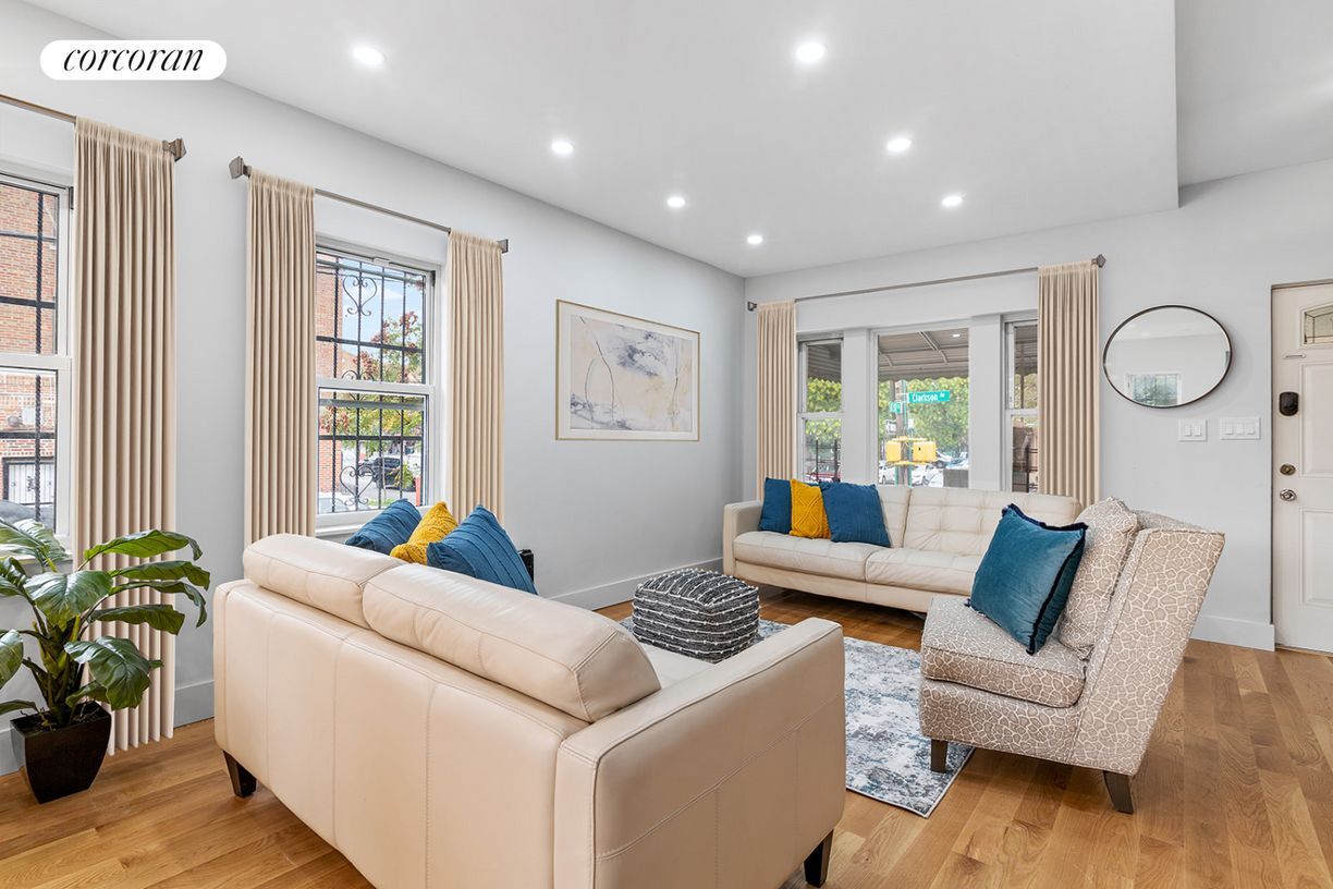 Foto principal - 878 Clarkson Ave