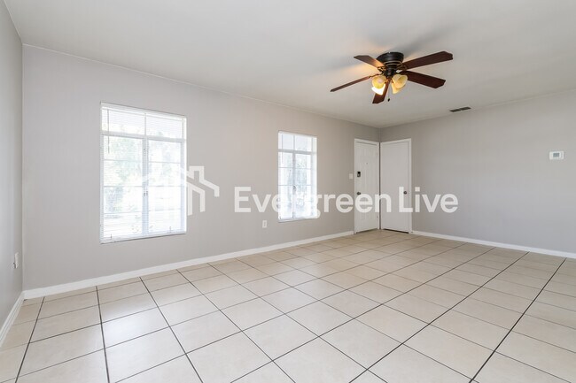 Foto del edificio - 2222 N Hastings St