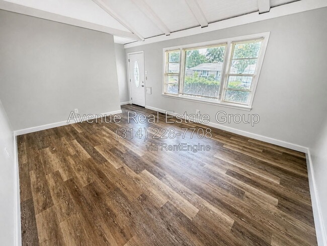 Building Photo - 830 Loekes Dr