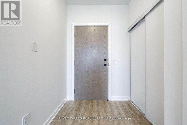 Photo du bâtiment - 2300 St Clair Ave W