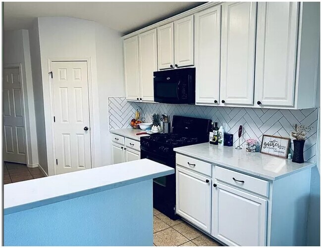 Updated Backsplash and Quartz countertops - 3104 Lynnbrook Dr