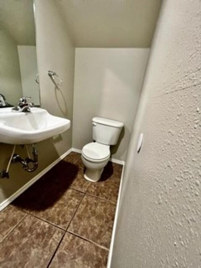 Foto del edificio - Spacious 3-Bed, 2.5-Bath Fourplex with Gar...