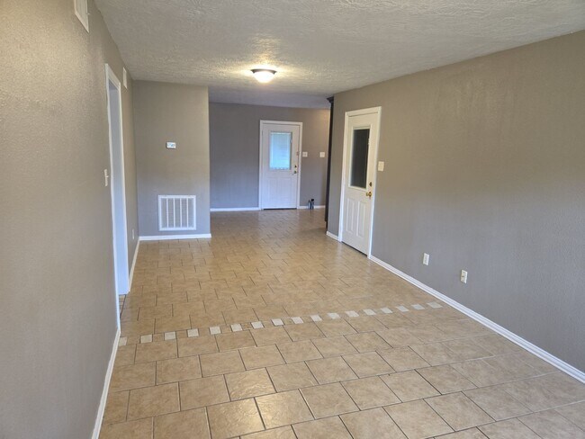 Building Photo - 5140 Minnie St