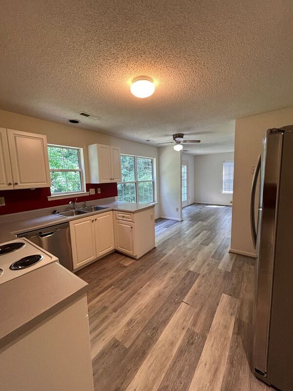 Foto del edificio - 3985 Longhill Station Rd