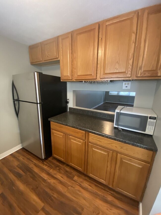 Building Photo - 2 Bedroom 1.5 Bathroom townhouse style Condo