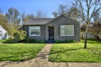 Building Photo - 1025 NW 25th St