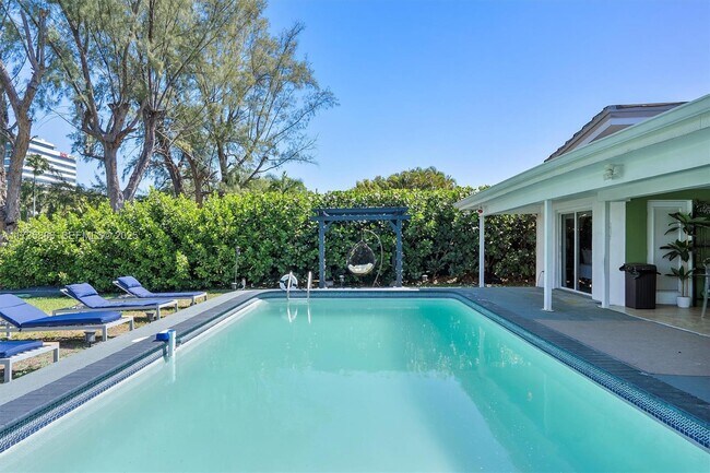 Foto del edificio - 2541 NE 195th St