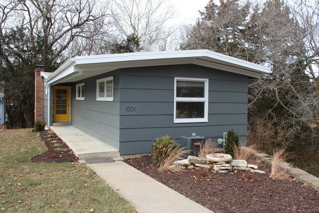 Foto principal - Updated 4 bed/2 bath Mid-Century Home - Pr...