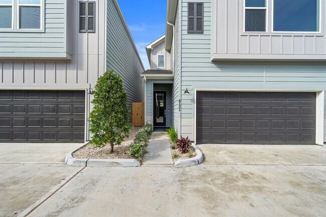 Foto del edificio - 8136 Esther Acres Ln