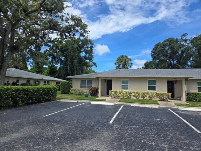 Building Photo - 7056 W Country Club Dr N