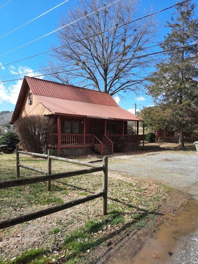 Foto del edificio - $1,350 - 3 Bedroom / 1 Bath Fully Furnishe...