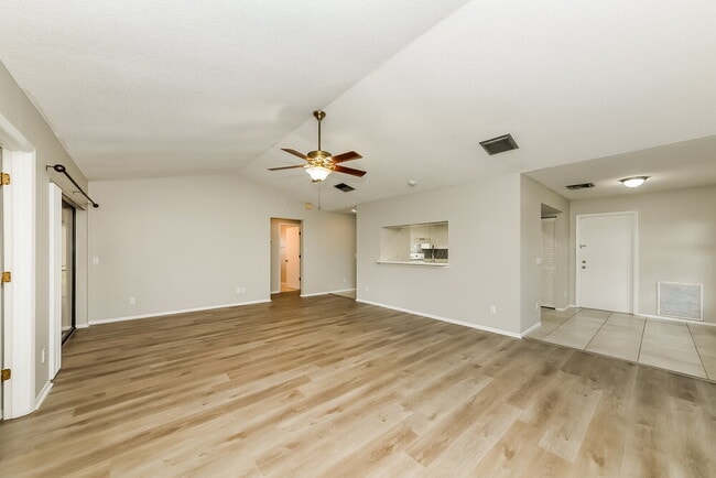 Foto del edificio - 4725 Country Oaks Blvd