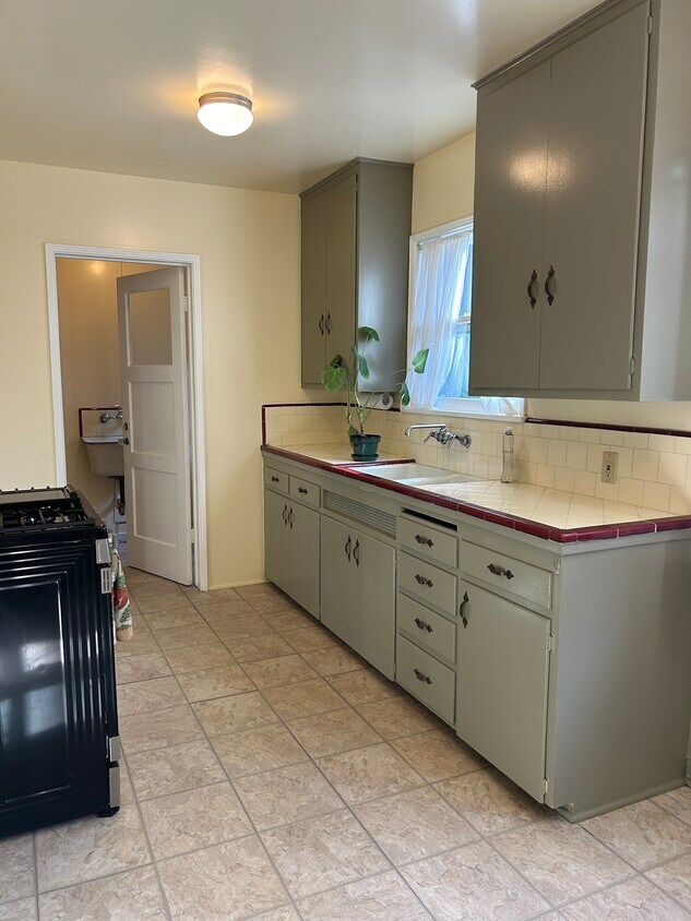 Kitchen (with private laundry room) - 111 1/2 N 6th St