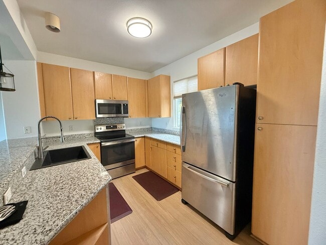 Building Photo - 3 Bedrooms / 2.5 Bathrooms Townhome at Ili...