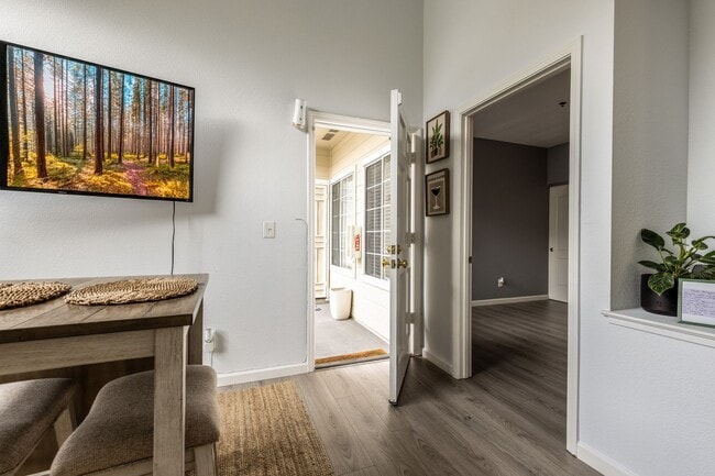 Foto del edificio - 2 bed/2 bath Upstairs Condo!