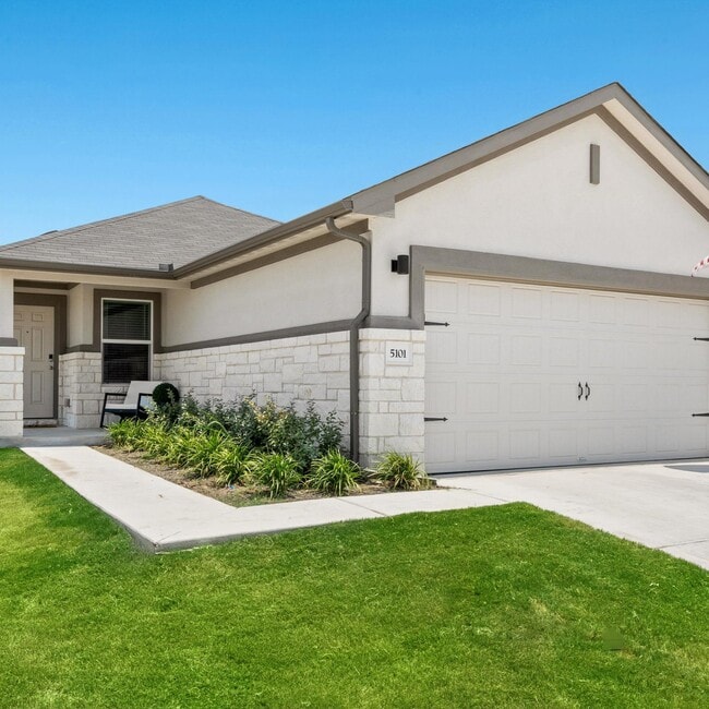Building Photo - Tricon Saddle Creek