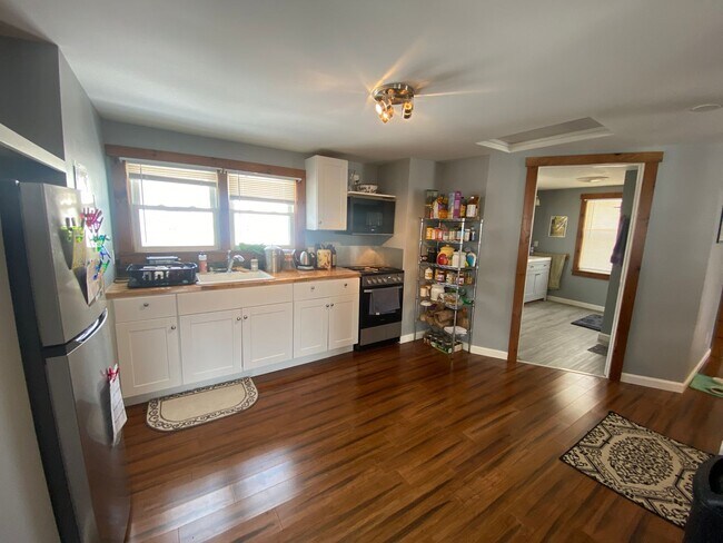 9 1/2 Front St - 9 1/2 Front St Apartment