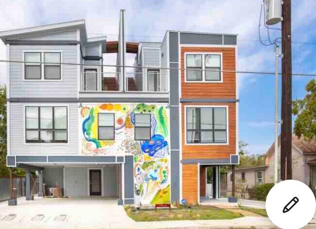 Building Photo - 225 S Pine St