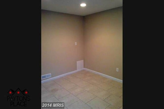Building Photo - Spacious Single Family home with Huge Back...