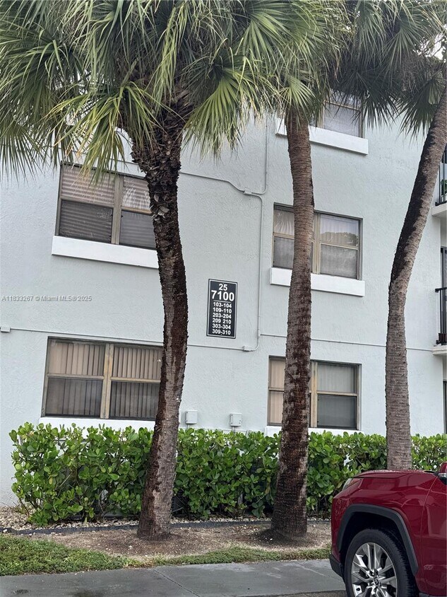 Foto principal - 7100 NW 179th St