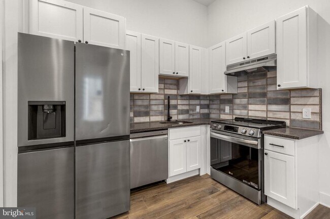 Building Photo - 2214 N Front St