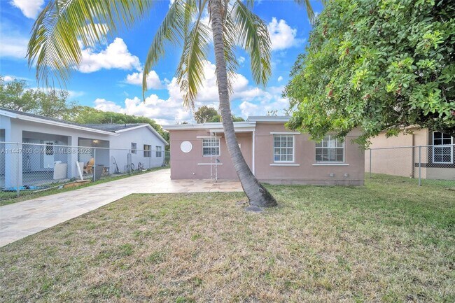 Building Photo - 115 NW 28th Ave