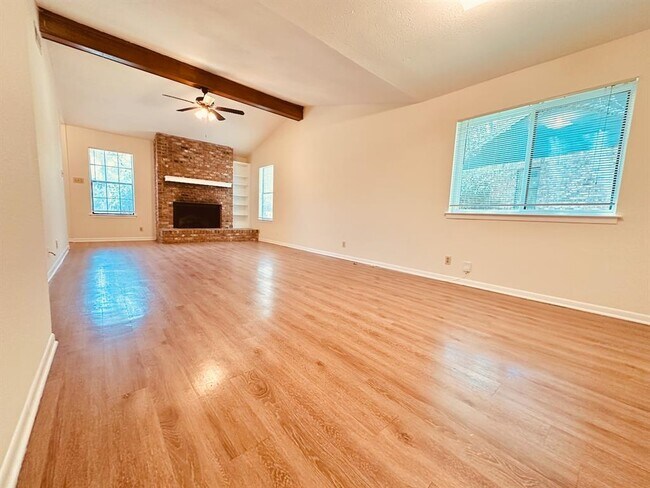 Building Photo - 3800 Knollwood Dr