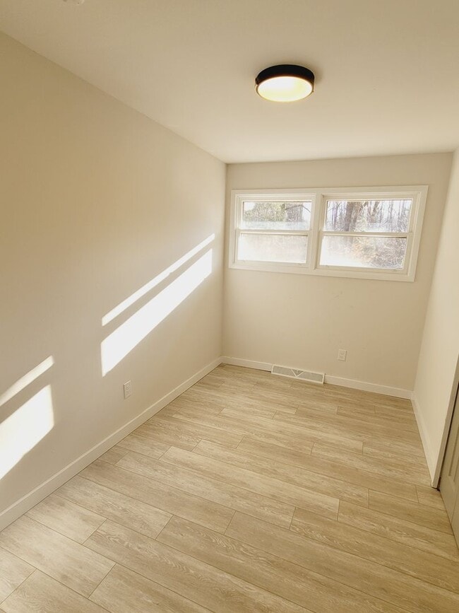 Building Photo - Three Bedroom Ranch Style House in Madison Heights