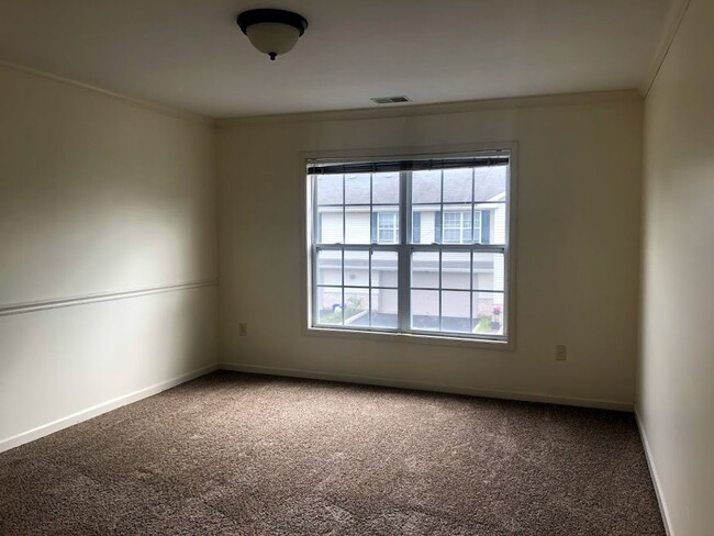 Building Photo - Large 2 Bedroom Plus Den, 2 Bath Upper Con...