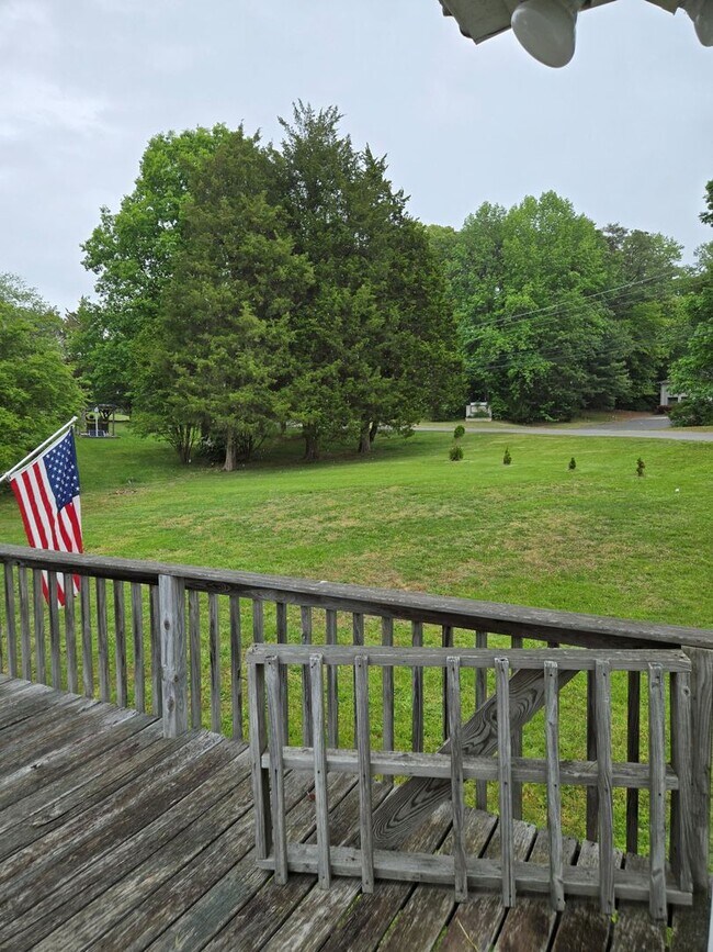 Foto del edificio - Lovely Rambler on large corner lot