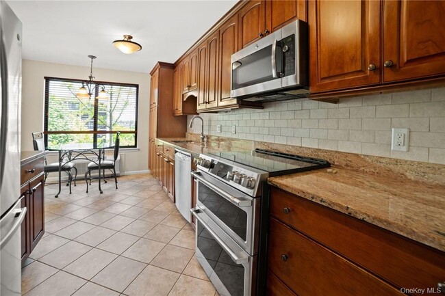 Building Photo - 300 High Point Dr