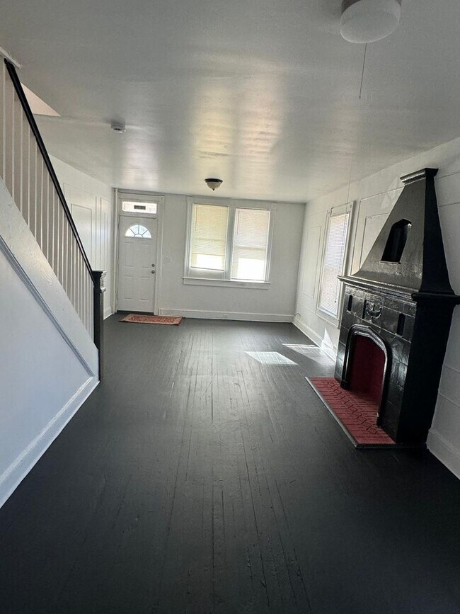 Foto del edificio - Recently Renovated Three Bed One Bath Ready For A New Tenant!