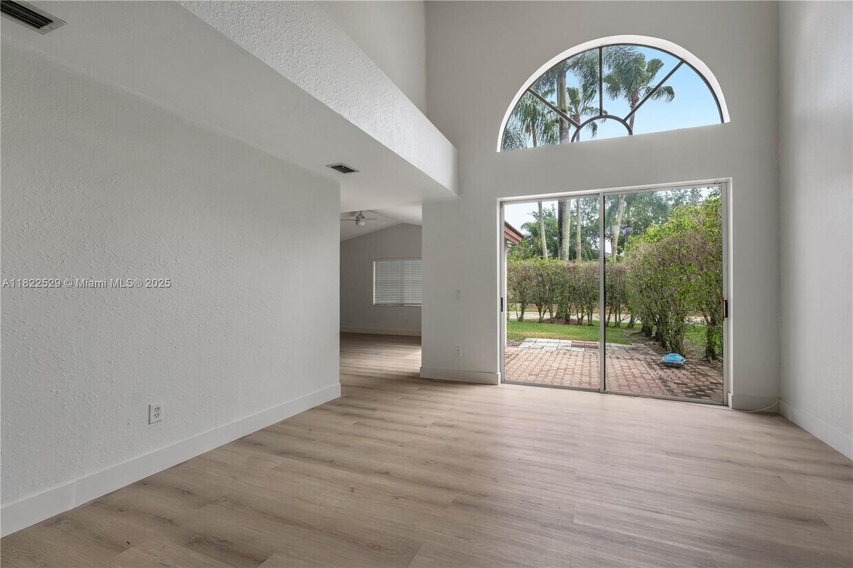 Foto principal - 15857 SW 16th St